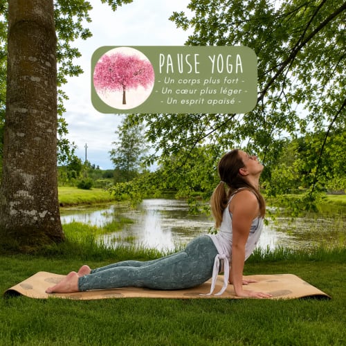 Femme pratiquant le yoga au bord du lac à Villa Pré d'Oro à Amage, France