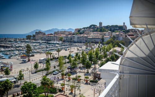 Das Hotel Splendid Cannes überblickt den Yachthafen, den Strand und die Altstadt mit Meerblick