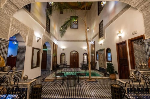 Cour traditionnelle du riad Le Cèdre d'Argent à Fès : bassins turquoise, zelliges géométriques et arches élégantes