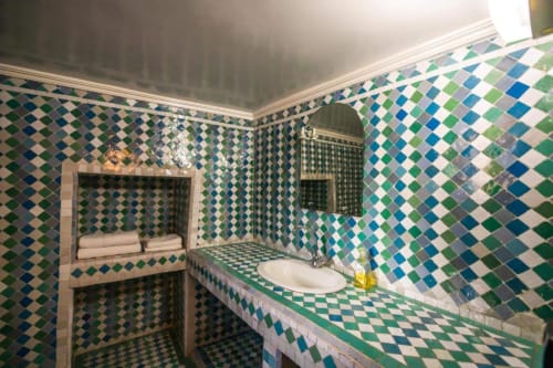 Salle de bains luxueuse ornée de zellige bleu et vert traditionnel à l'hôtel Le Cèdre d'Argent à Fès, Maroc