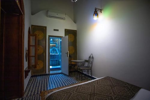 Chambre Double Confort au Cèdre d'Argent, Fès avec décor marocain traditionnel, carrelage bleu et vue sur patio