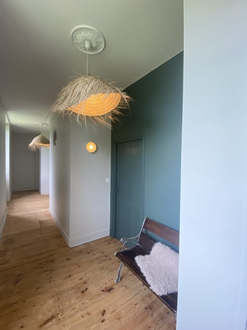 Couloir de cottage moderne au Domaine les Olivoux avec parquet, lustres contemporains et mur d'accent bleu-vert