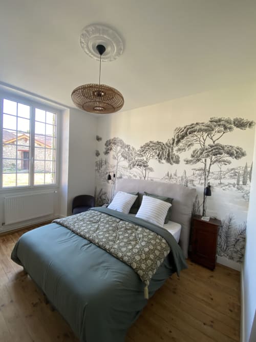 Chambre avec fresque jardin au gîte Le Domaine les Olivoux à Pomport, lit, suspension luminaire tressée et style français