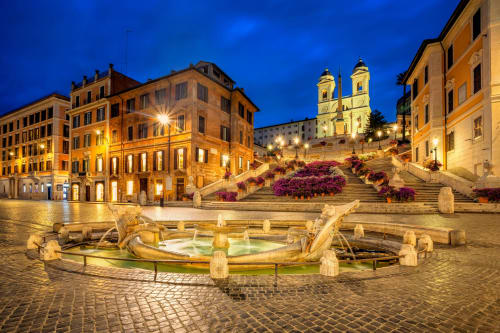 Scalinata di Spagna di notte a Roma con fontana, edifici storici, fiori in fiore e chiesa della Trinità dei Monti - Parioli