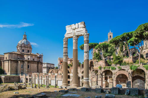 Rovine del Foro Romano con antiche colonne e cupola di chiesa a Roma, Italia vicino a Parioli House