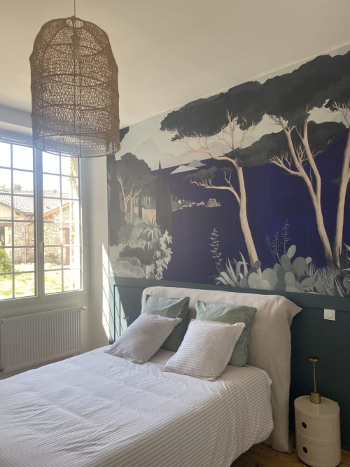 Chambre du Domaine les Olivoux avec fresque paysage méditerranéen, lampe suspendue et vue sur le jardin à Pomport