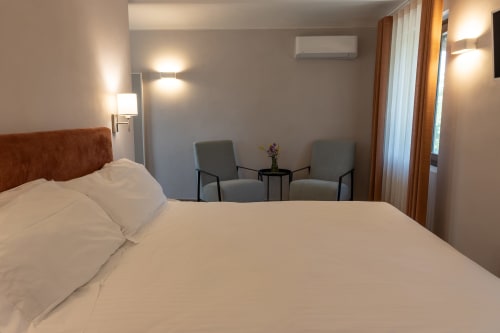 Camera moderna a Miravigne House con letto matrimoniale, salotto e aria condizionata a Castagnole delle Lanze