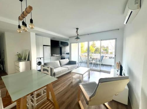 Moderno apartamento Jacaranda en Alicante con salón diáfano, cocina, vistas a terraza y acceso a jardín