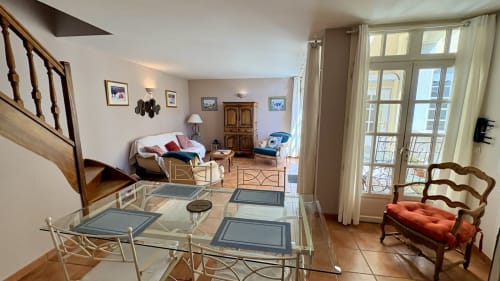 Appartement Prince d'Orange à Entre vignes et dentelles à Courthézon avec salle à manger, séjour, balcon et escalier