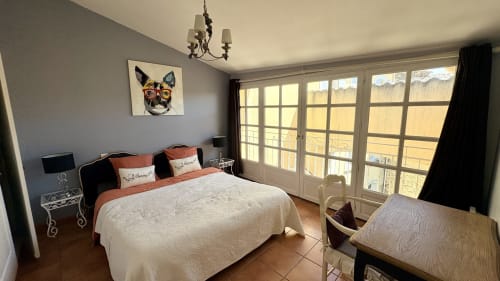 Chambre Prince d'Orange lumineuse à Entre vignes et dentelles, Courthézon, vue sur le jardin, mobilier contemporain et portes vitrées