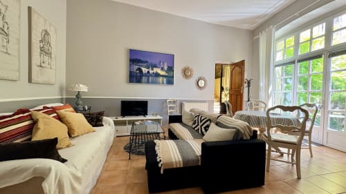 Spacieux séjour de l'appartement Entre vignes et dentelles avec confortable mobilier, télévision et vue jardin par grandes portes