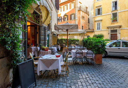 Affascinante patio per cena all'aperto presso il Gate 10 B&B di Bologna, con tovaglie a quadretti e ombrelloni