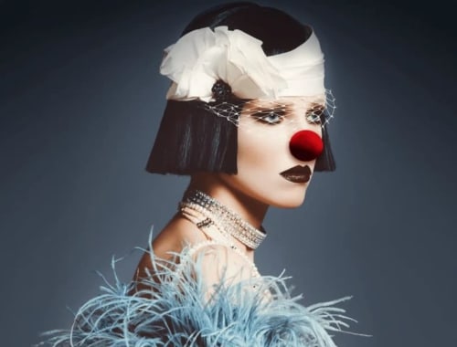 Portrait artistique au style vintage avec col à plumes bleues à l'Hôtel La Prison, Béziers