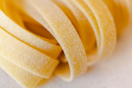 Strisce di scorza di limone candita, un classico dolce italiano presso B&B Gate 10 Fiera Bologna