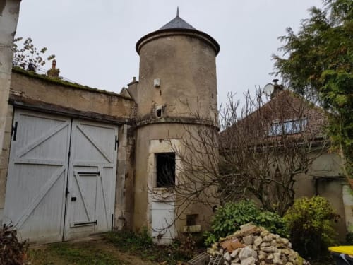 Ancienne chaumière en pierre avec toit conique au Domaine des Oiseaux de Passage à Escolives-Sainte-Camille, France