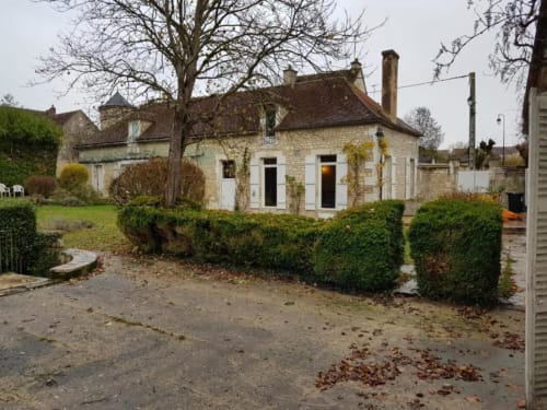 Charmante maison en pierre au Domaine des Oiseaux de Passage à Escolives-Sainte-Camille, vue sur jardin et haies soignées