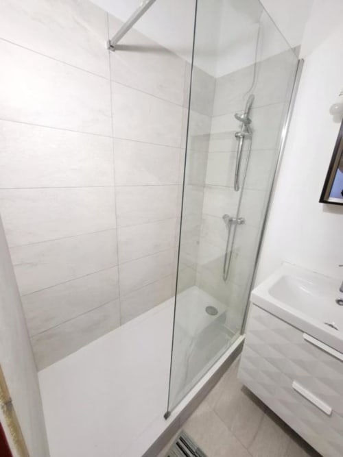 Salle de bain moderne avec douche à l'italienne, carrelage blanc, pluie de tête et lavabo sur colonne à la Chambre Jean Couy, Domaine des