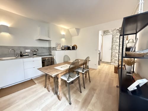Cuisine-salle à manger moderne à Metz avec mobilier blanc, table en bois et décoration contemporaine
