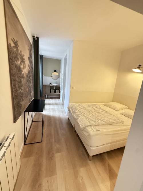 Chambre moderne dans l'appartement Mattbnb, centre-ville de Metz, avec lit, bureau et salle de bain privée
