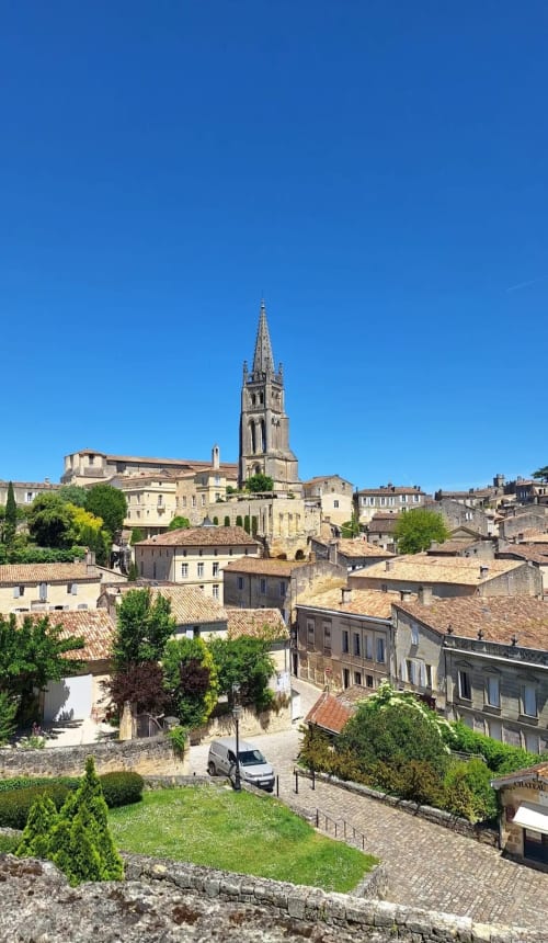 Le village de Saint-Émilion avec son clocher, ses bâtiments en pierre et ses paysages verdoyants vus de La Maison du Clocher