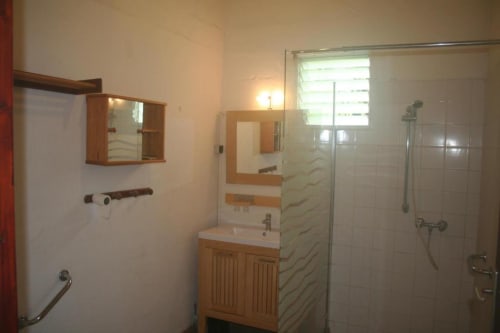 Salle de bains moderne avec meuble-lavabo en bois, armoire miroir et douche vitrée à Art Lodge Kafé, Bouillante
