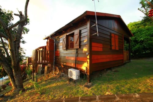 Bungalow Kénet à l'Art Lodge Kafé à Bouillante, Guadeloupe : façade en bois, vue mer, terrasse et jardin