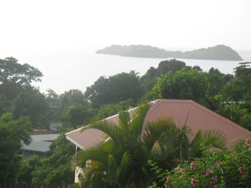 Bungalow Kénet à l'Art Lodge Kafé avec vue sur l'océan et l'île, jardin tropical, palmiers et terrasse à Bouillante