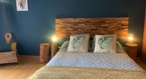 Chambre douillette à Chambre D'hôtes Magaadjukalo à Saint-Maurice-de-Lignon, avec tête de lit en bois, coussins verts et bleu