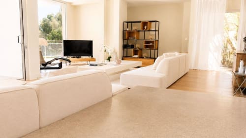 Lumineux salon de villa moderne à Marseille avec canapé modulable blanc, TV, rangements, terrasse vue mer et parquet