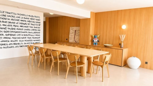 Salle à manger moderne de la Villa JFK à Marseille avec mobilier en bois et vue sur mer