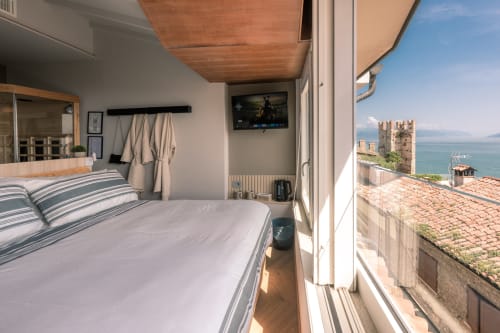 Camera boutique di Casa Giulietta con vista sul lago, castello di Sirmione e tetti in terracotta