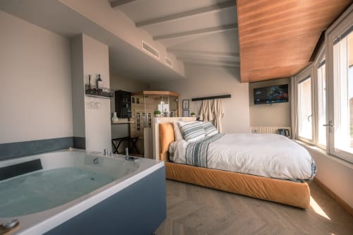 Camera di lusso a Casa Giulietta con letto in legno, vista sul lago e vasca spa integrata a Como, Italia