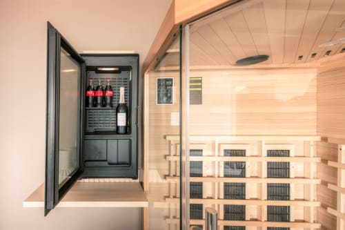 Minibar Boutique Casa Giulietta con bottiglie di vino e bevande nella moderna sala sauna, Como, Italia