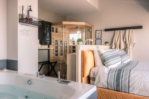 Camera boutique a Casa Giulietta a Como con letto, sauna, vasca e vista sul lago