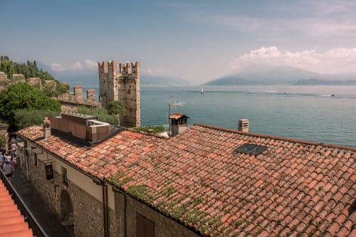 Torre medievale affacciata sul Lago di Como dal tetto di Casa Giulietta a Sirmione, Italia