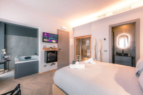 Moderna camera boutique a Casa Giulietta Como con bagno privato, TV e illuminazione d'atmosfera