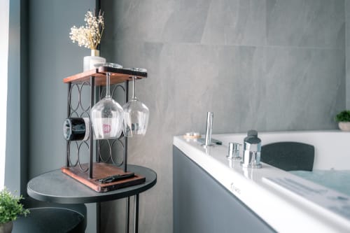 Bagno boutique di Casa Giulietta Sirmione con elegante vanità, portabicchiere, fiori secchi e vista sul lago