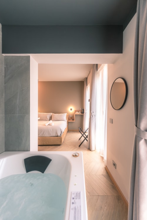 Bagno di lusso con vasca idromassaggio con vista sulla camera da letto presso Casa Giulietta, Como