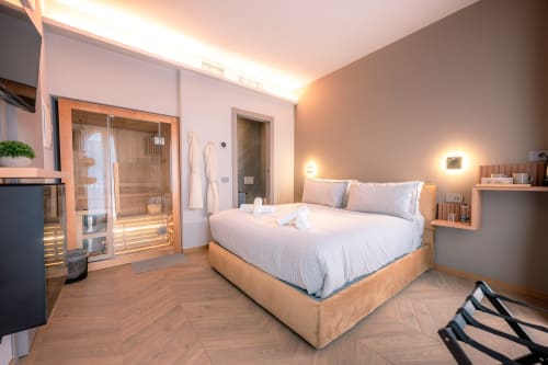 Camera boutique moderna a Casa Giulietta a Como con sauna, letto queen e vista sul lago attraverso porte in vetro
