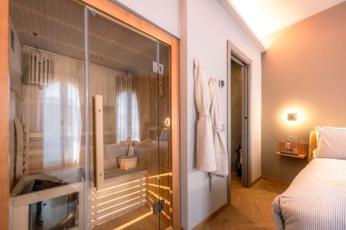 Camera boutique presso Casa Giulietta a Sirmione con sauna in vetro e vista sul lago
