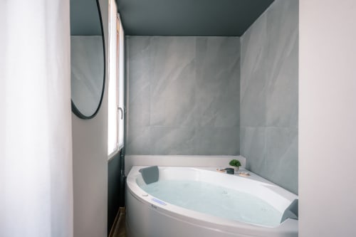 Vasca idromassaggio di lusso nel bagno moderno dell'hotel boutique Casa Giulietta, Sirmione, Lago di Como