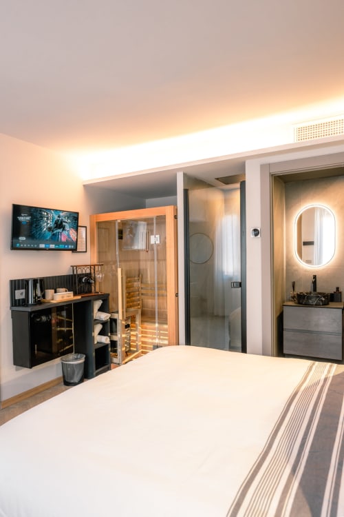 Camera moderna a Casa Giulietta Sirmione con sauna, specchio illuminato, TV e vista sul lago