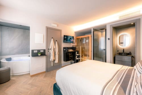 Camera moderna a Casa Giulietta a Como con vista sul lago, letto king-size, bagno privato con vasca idromassaggio e atmosfera