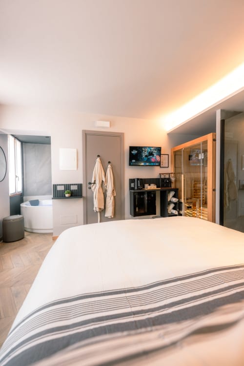 Camera moderna a Casa Giulietta Como con letto king-size, bagno privato, jacuzzi, TV e vista sul lago