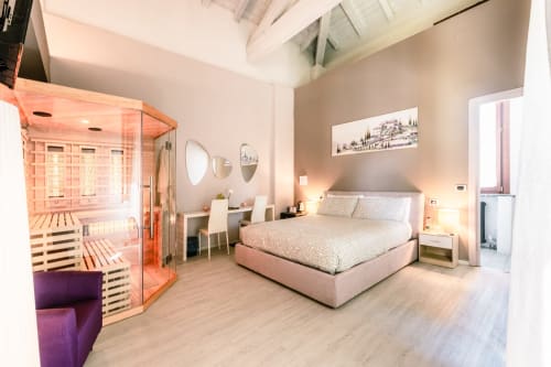 Camera Lilly a Casa Giulietta Como con letto, sauna a infrarossi, scrivania e bagno en suite