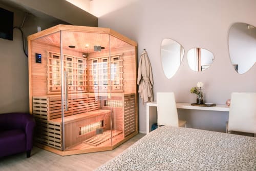 Camera Giulietta Lilly a Como con sauna a infrarossi, letto, specchi vanity e servizi moderni