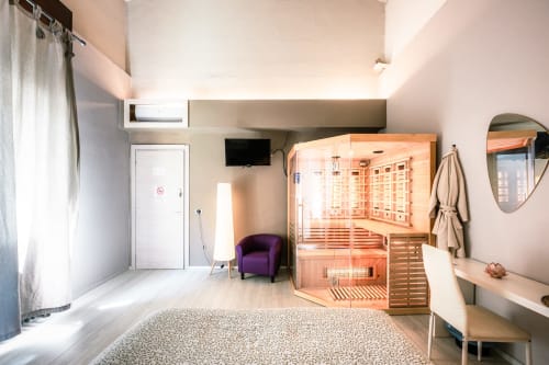Moderna spa presso Casa Giulietta Como con sauna, poltrona viola, TV a schermo piatto e bagno en-suite
