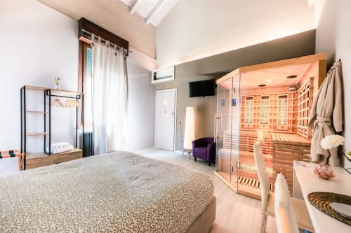 Camera Lilly presso Casa Giulietta Como con letto, sauna, TV e servizi moderni