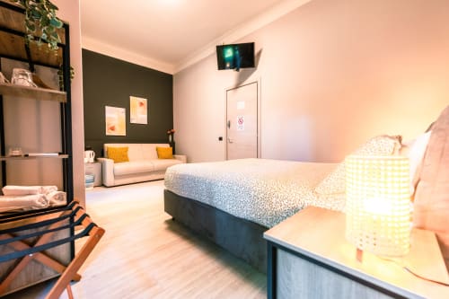 Camera da letto moderna a Casa Giulietta a Como con letto queen, divano, TV a schermo piatto e arredi contemporanei