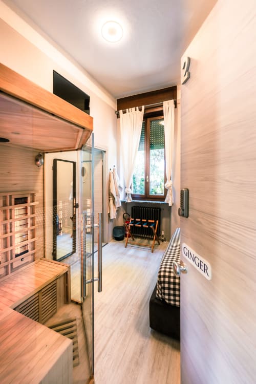 Camera GINGER presso Casa Giulietta a Como con sauna, doccia, pavimento in legno, finestra e comfort moderni